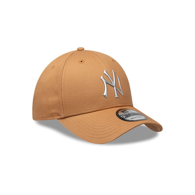 New York Yankees MLB Metal Badge 9FORTY Strapback Café
