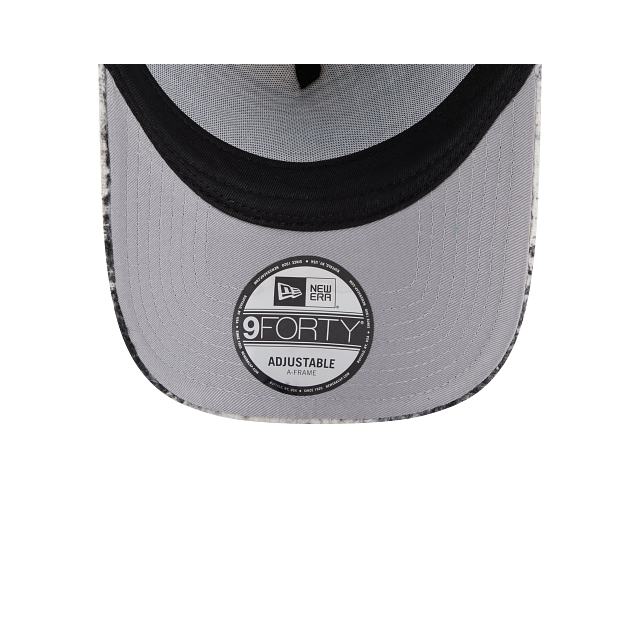 New Era 9FORTY A-Frame Trucker Snapback Blanco y Negro