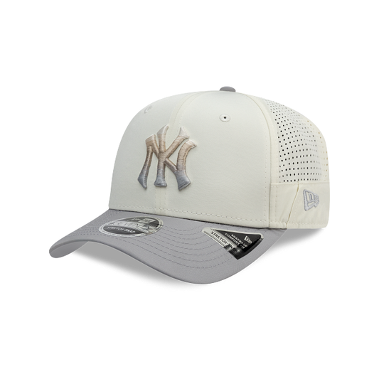 New York Yankees MLB GRADIENT Trucker 9SEVENTY Snapback