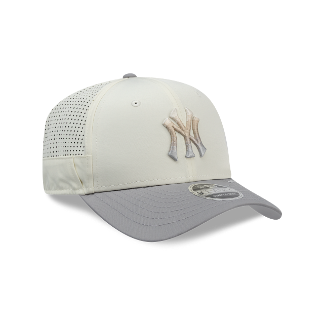 New York Yankees MLB GRADIENT Trucker 9SEVENTY Snapback