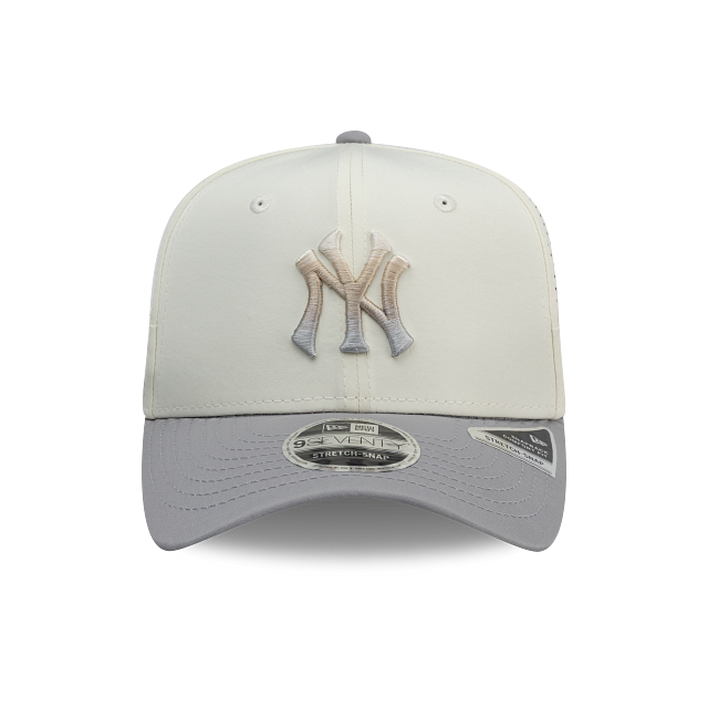 New York Yankees MLB GRADIENT Trucker 9SEVENTY Snapback