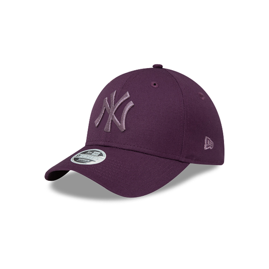 New York Yankees MLB Women's Metallic Logo 9FORTY Strapback Morada para Mujer