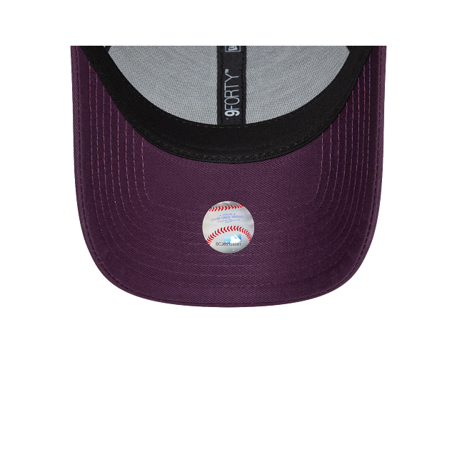New York Yankees MLB Women's Metallic Logo 9FORTY Strapback Morada para Mujer