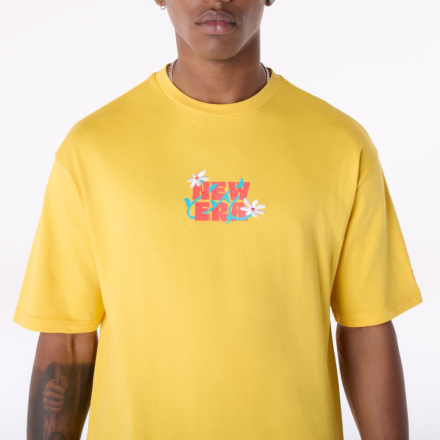 Playera Manga Corta New Era Summer Graphic Amarilla