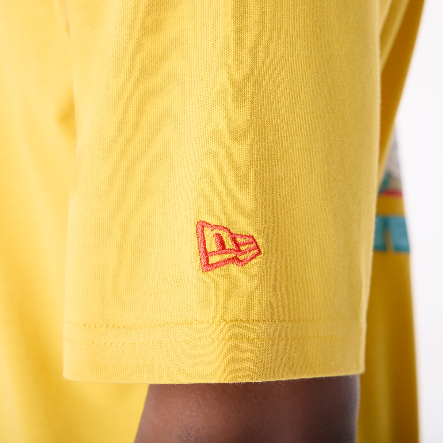 Playera Manga Corta New Era Summer Graphic Amarilla