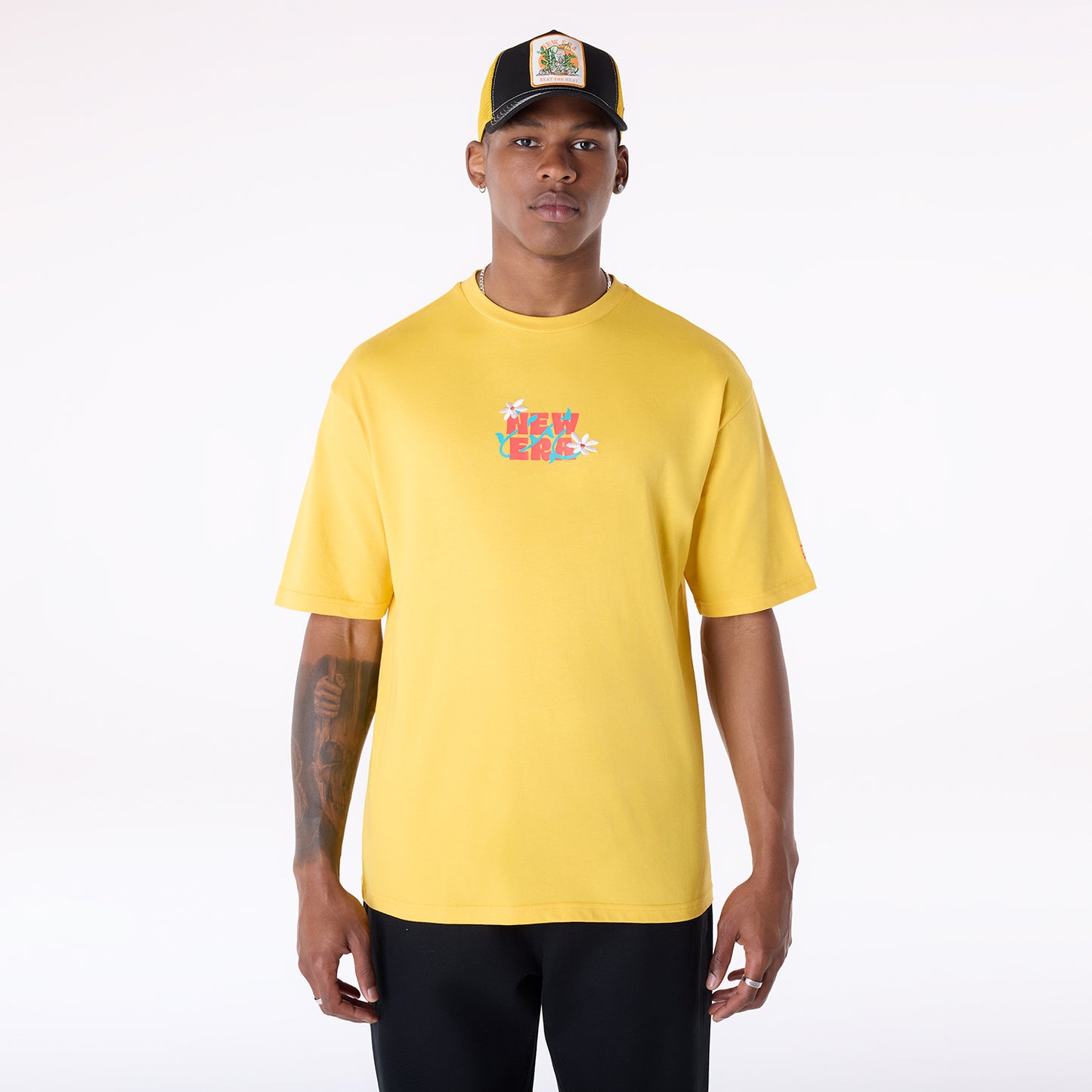 Playera Manga Corta New Era Summer Graphic Amarilla