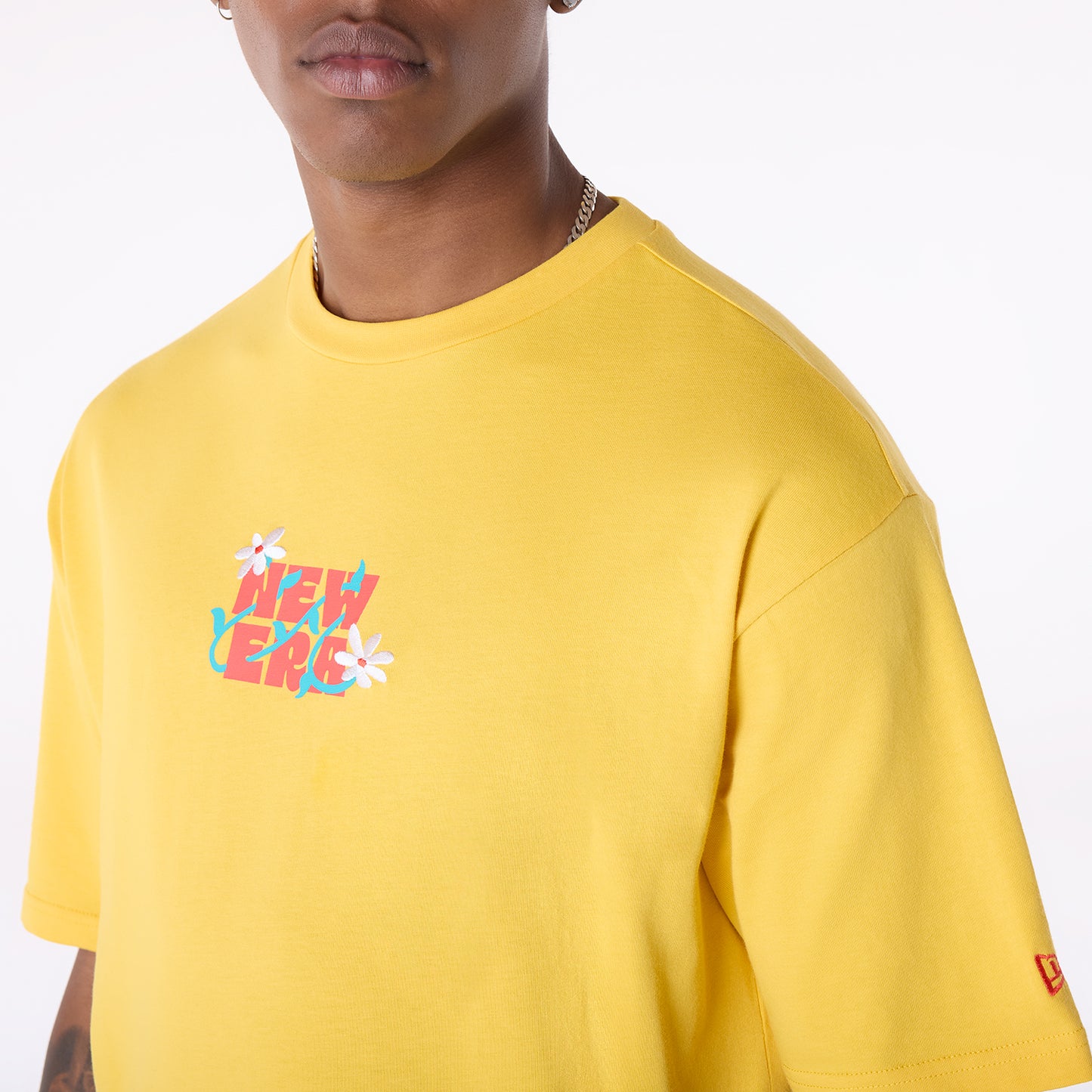 Playera Manga Corta New Era Summer Graphic Amarilla