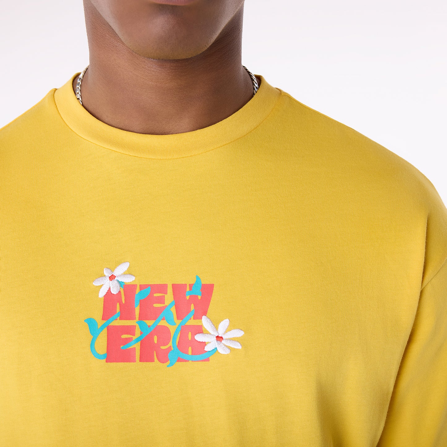 Playera Manga Corta New Era Summer Graphic Amarilla