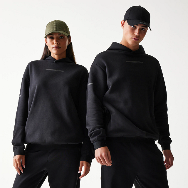 Sudadera New Era Tech Core Negra