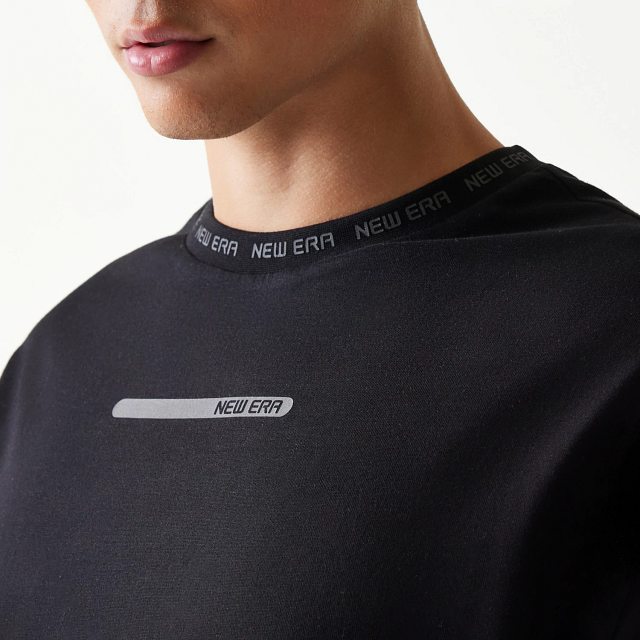 Playera Manga Corta New Era Tech Core Negra