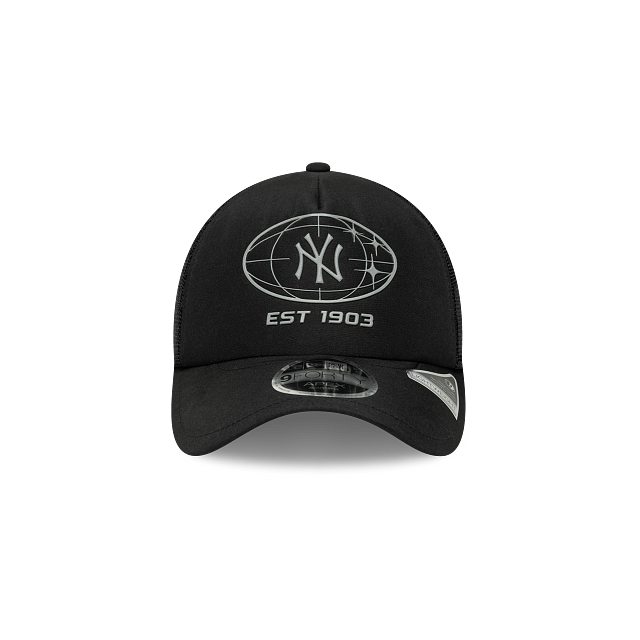 New York Yankees MLB Graphic 9FORTY Apex Trucker Snapback
